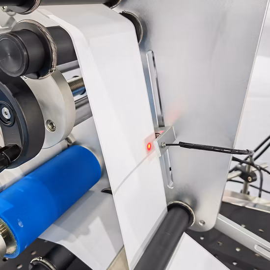 Máquina automática de paginación y etiquetado de superficies superiores Máquinas de paginación y etiquetado separadas para tarjetas tipo bolsa y papel para etiquetas colgantes